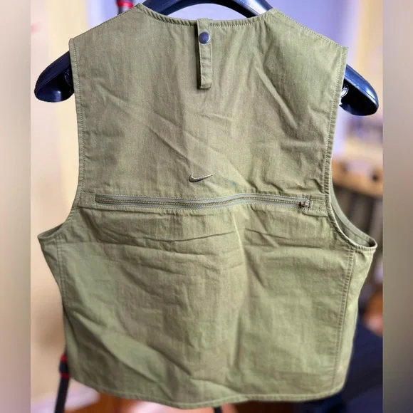 Gorgeous Nike Utility Vest!!!
Loose Fit - Picture 4 of 9